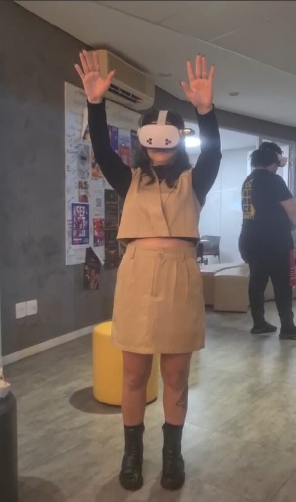 pessoa utilizando equipamentos de realidade virtual na Pixel Show 2025