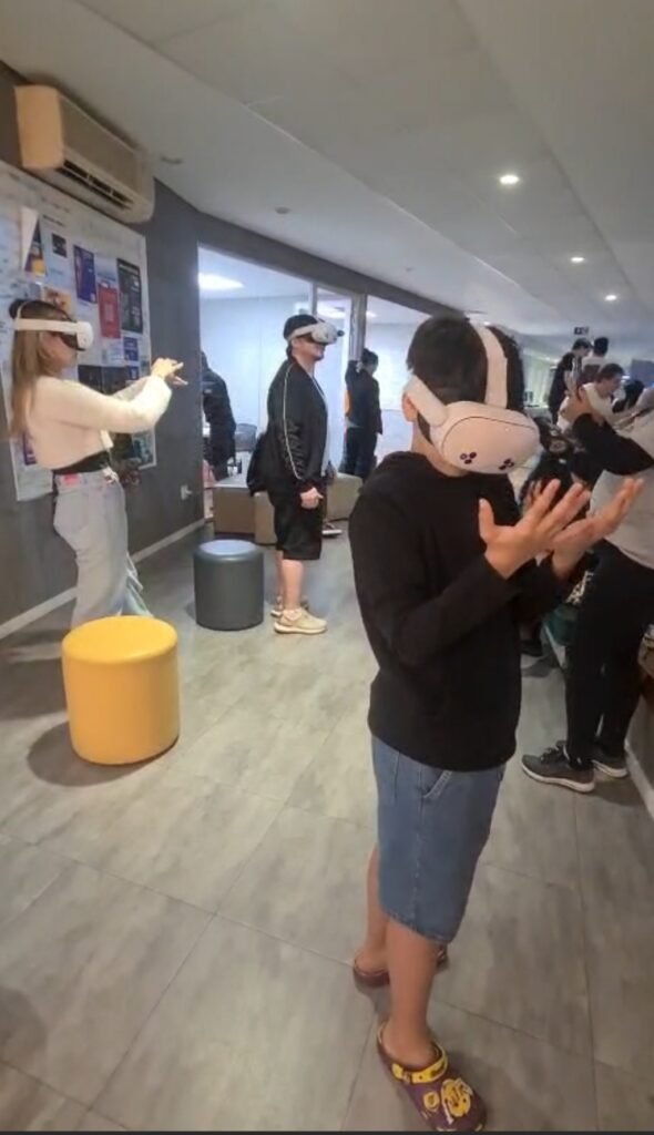 pessoas utilizando equipamentos de realidade virtual na Pixel Show 2025