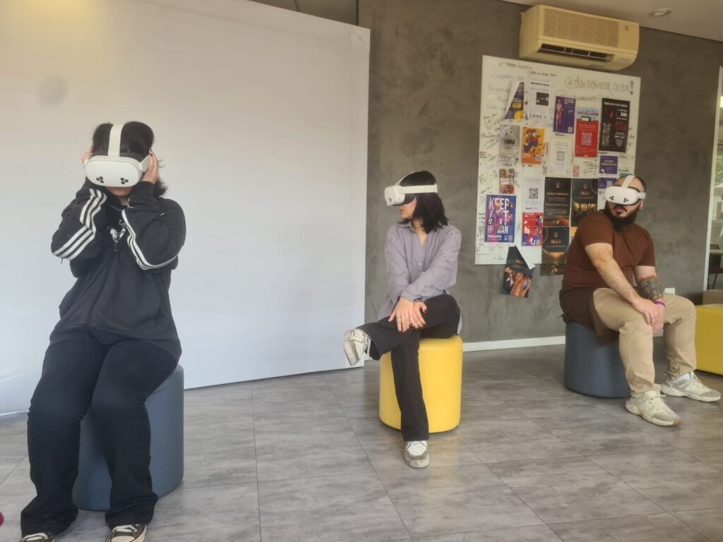 pessoas utilizando VR na Pixel Show 2025