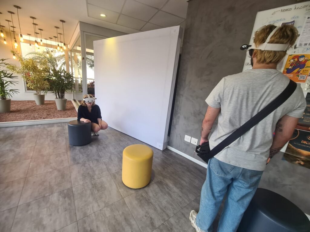 pessoas utilizando equipamentos de realidade virtual na Pixel Show 2025
