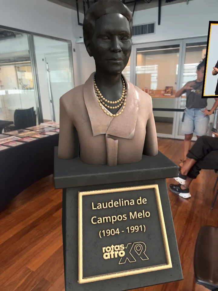 Busto virtual de Laudelina de Campos Melo sobreposto ao espaço do evento em realidade aumentada