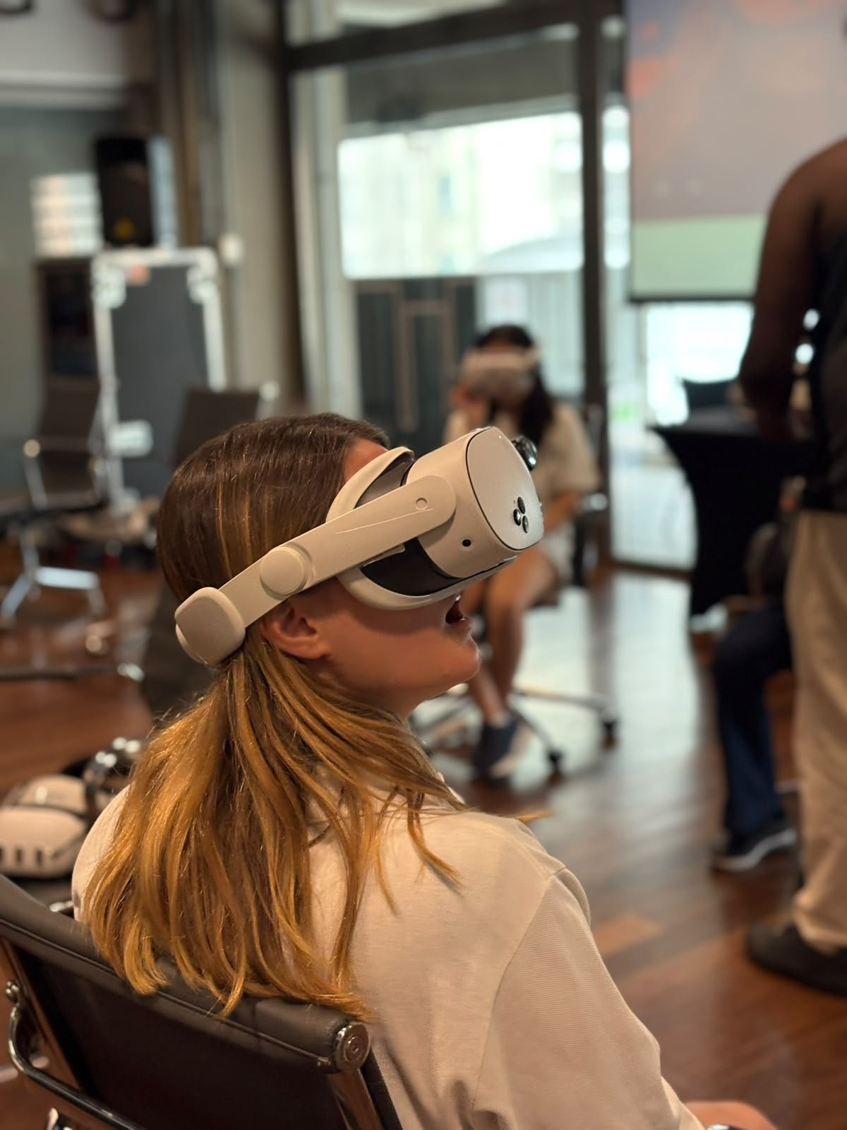 Participante usando óculos de realidade virtual, vista de lado
