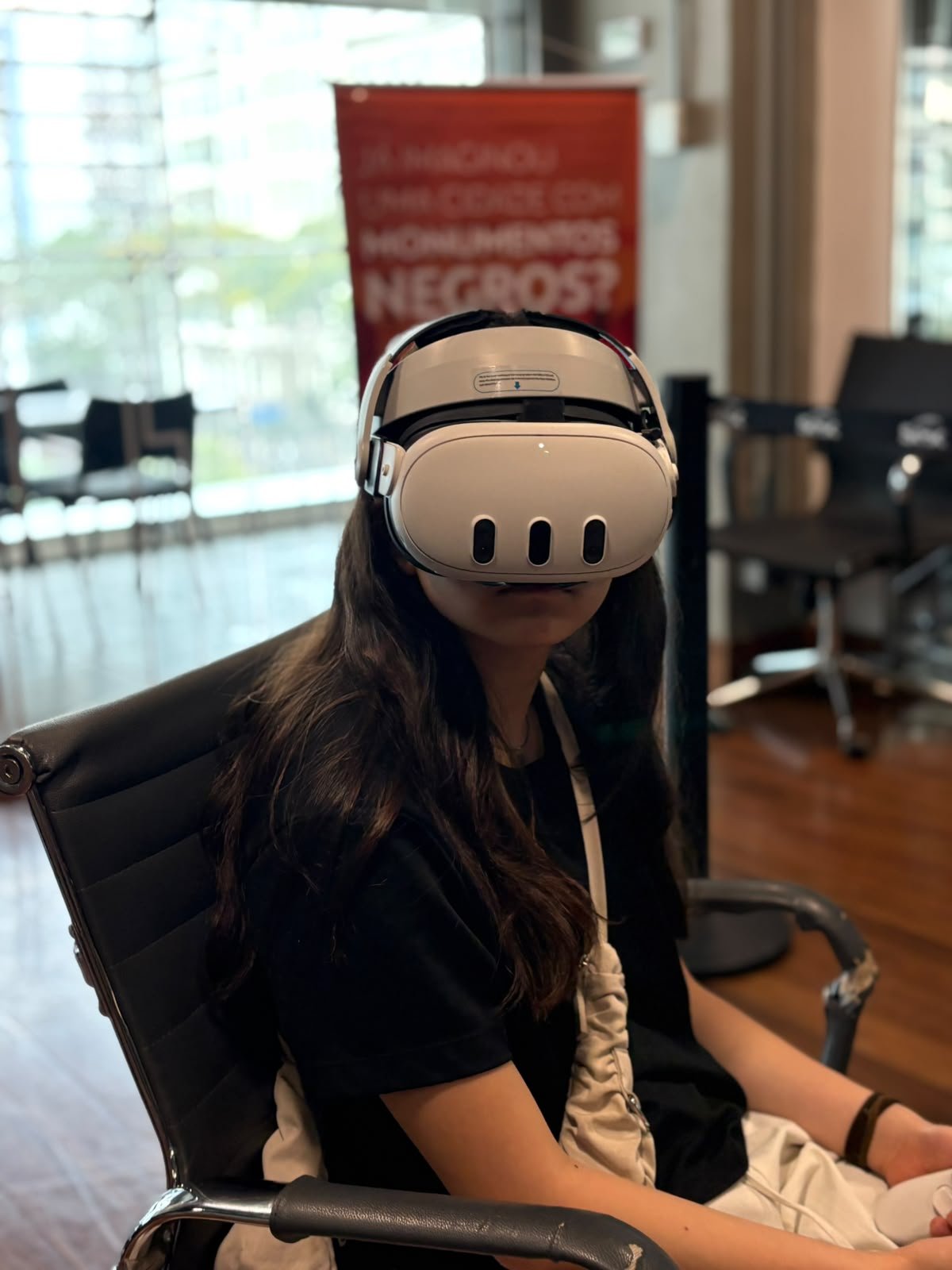Participante experimentando realidade virtual no Rotas Afro XR