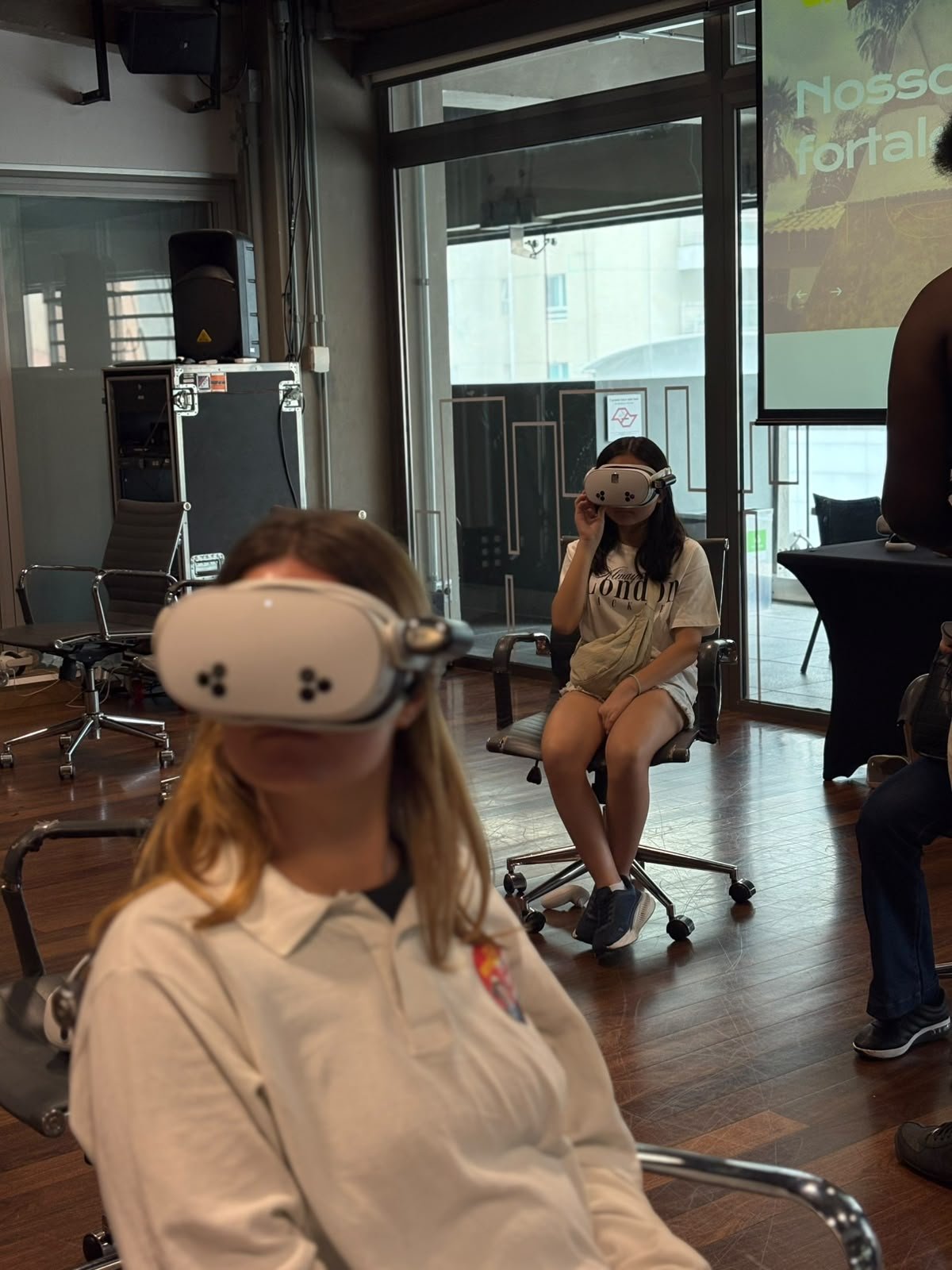 Participantes sentadas com óculos de realidade virtual no evento
